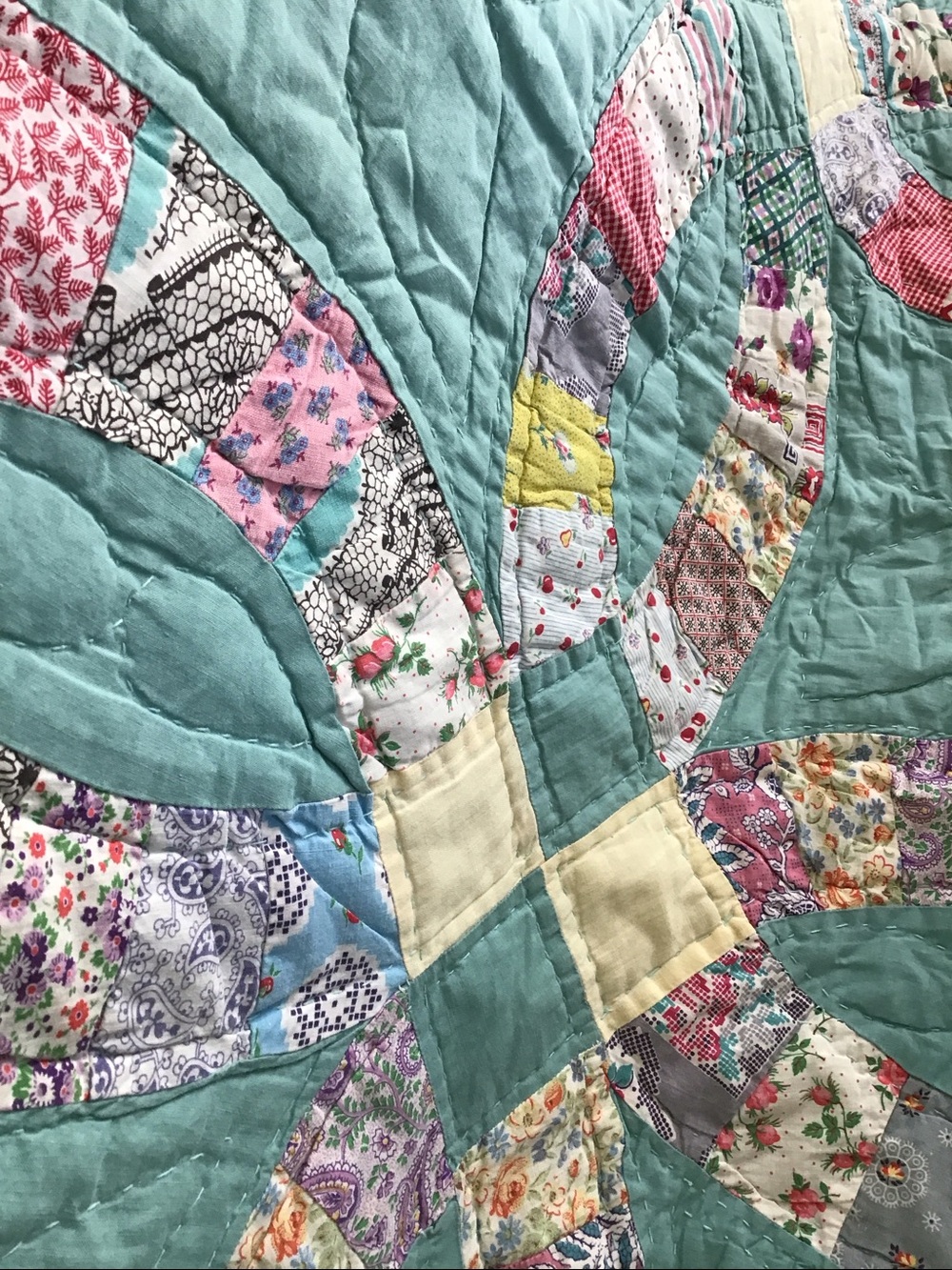 Vintage Double Wedding Ring quilt from the 1930s-1940s - Picture 11 of 15